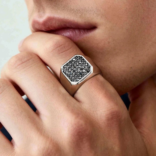 Anillo con efecto gravado