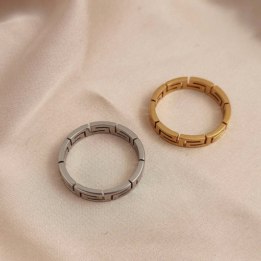 Anillo con patrones griegos